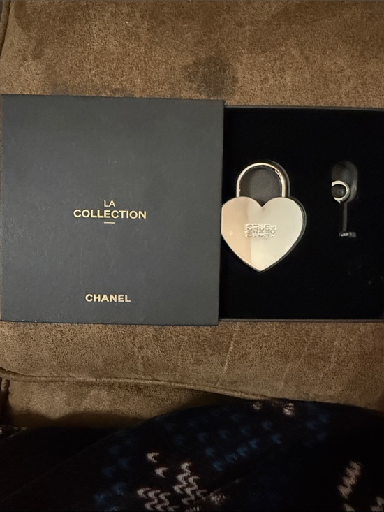 CHANEL Accessories - Chanel La Collection Heart Padlock - Silver